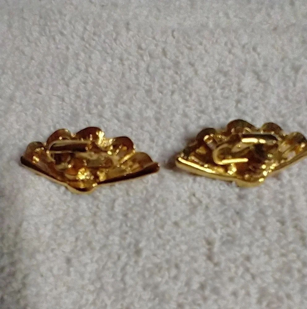 Goldtone faux pearl 🦪 fan shaped clip earrings